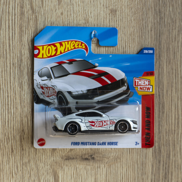 Ford Mustang Dark Horse